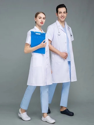간호사는 흰색 실험실 코트 치과 진료소 의사를 외투 외과 가운 의료 유니폼을 입습니다.