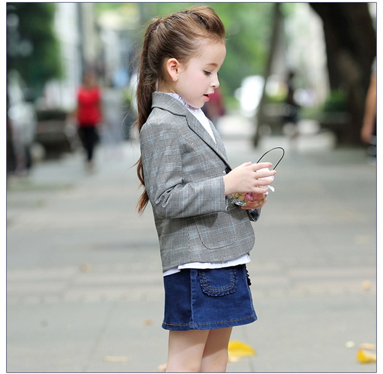 주머니가 있는 어린 소녀 긴 소매 싱글 브레스트 회색 격자 무늬 블레이저를 주문 설계하십시오