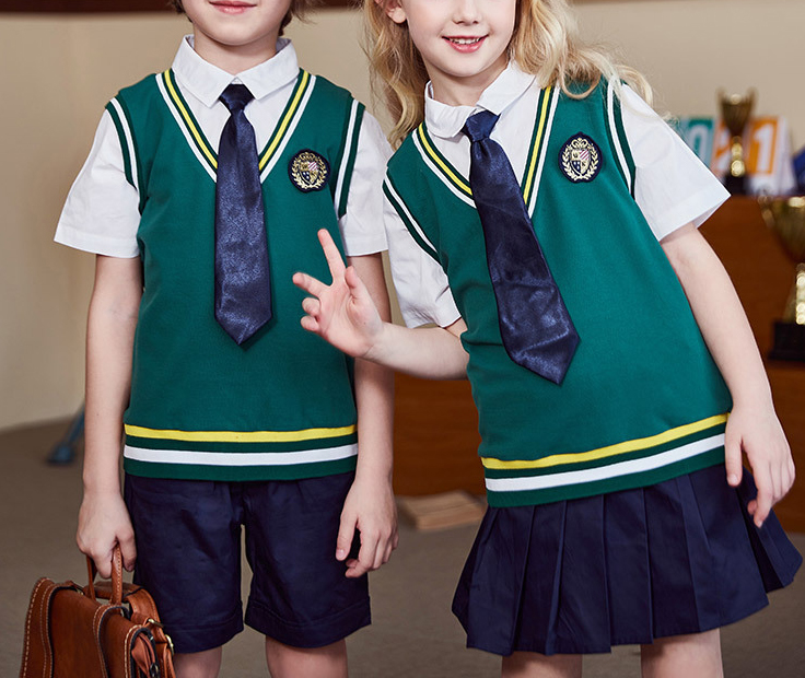 소년 소녀 녹색 반팔 셔츠와 검은 색 반바지 초등학교 교복 디자인